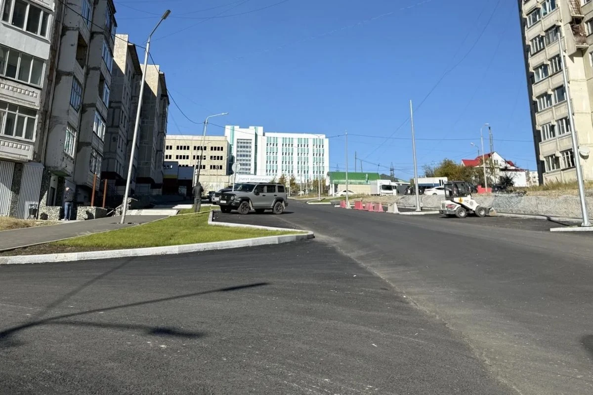 🚜 Народная программа в деле: в Магадане приводят в порядок дороги.