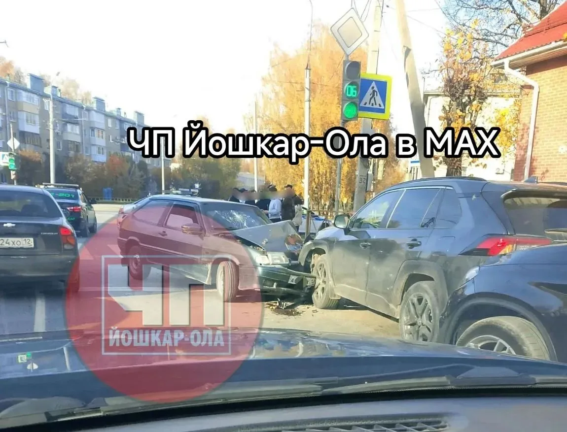 ‼😵Замес на перекрестке , сразу три авто.