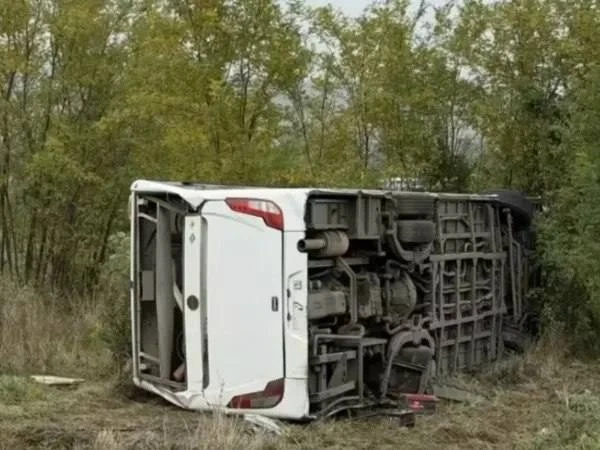 ⚡️ В Ростовской области водитель автобуса погиб после опрокидывания в кювет