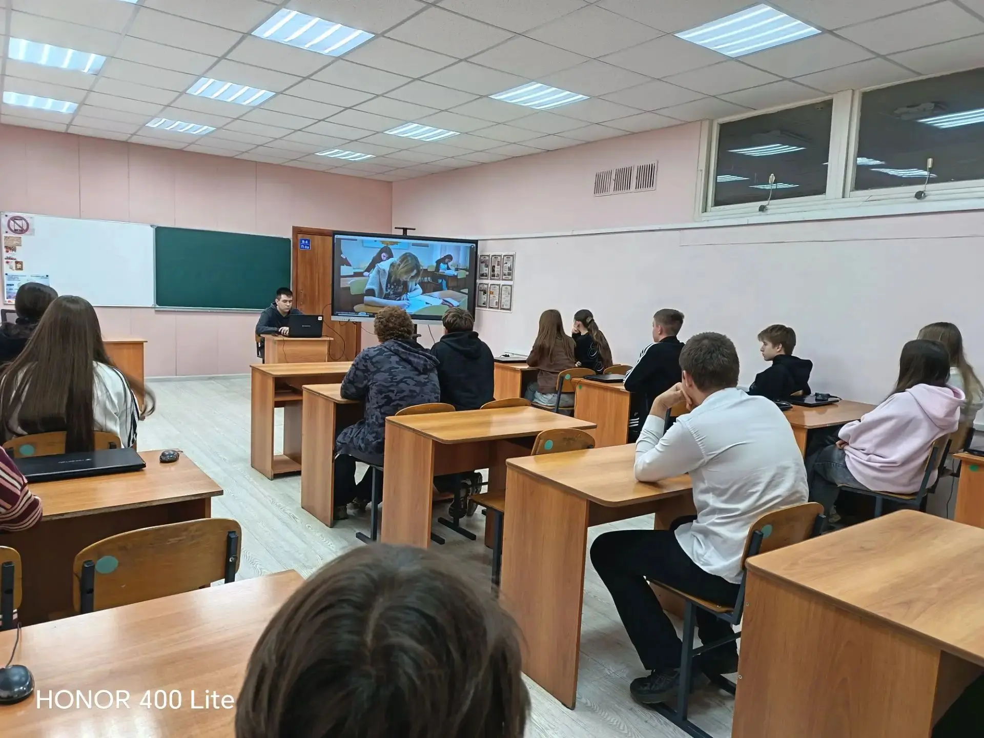 09 октября в рамках проекта "Билет в Будущее" ребята присутствовали на вебинаре "Круглы...