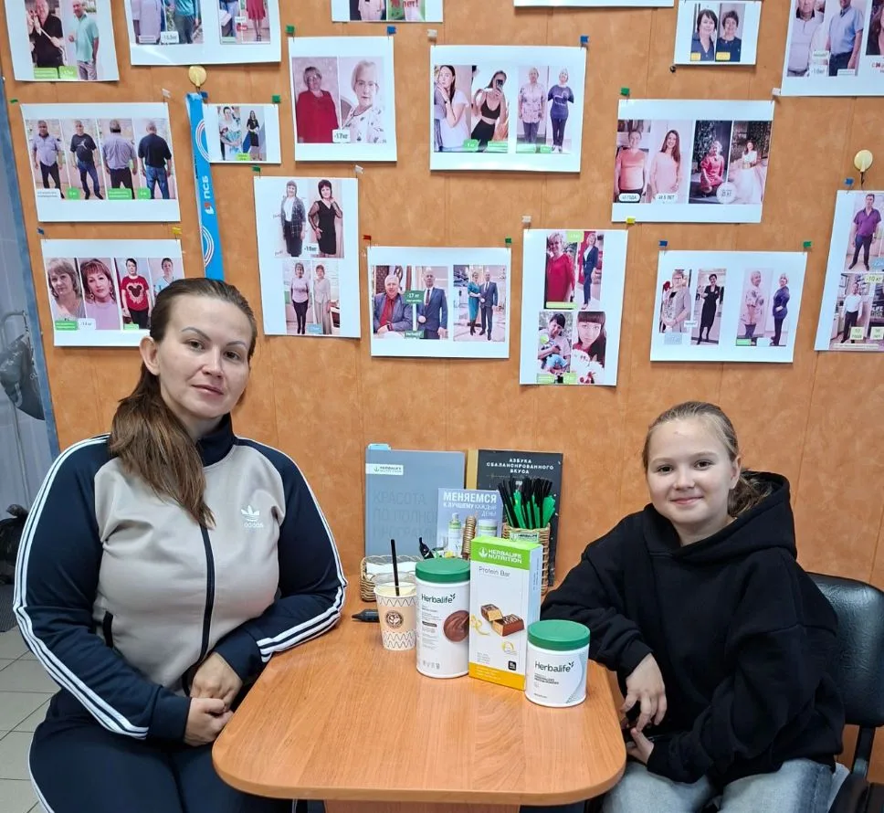 Оксана с дочей забежали после тренировки выпить коктейль для восстановления мышечной массы