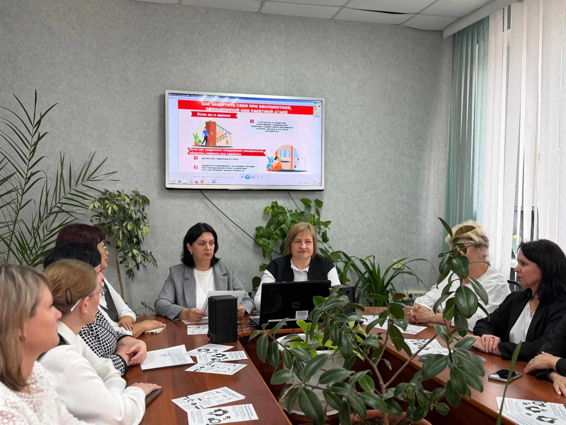 В рамках обеспечения комплексной безопасности в учреждении проведён инструктаж сотрудни...