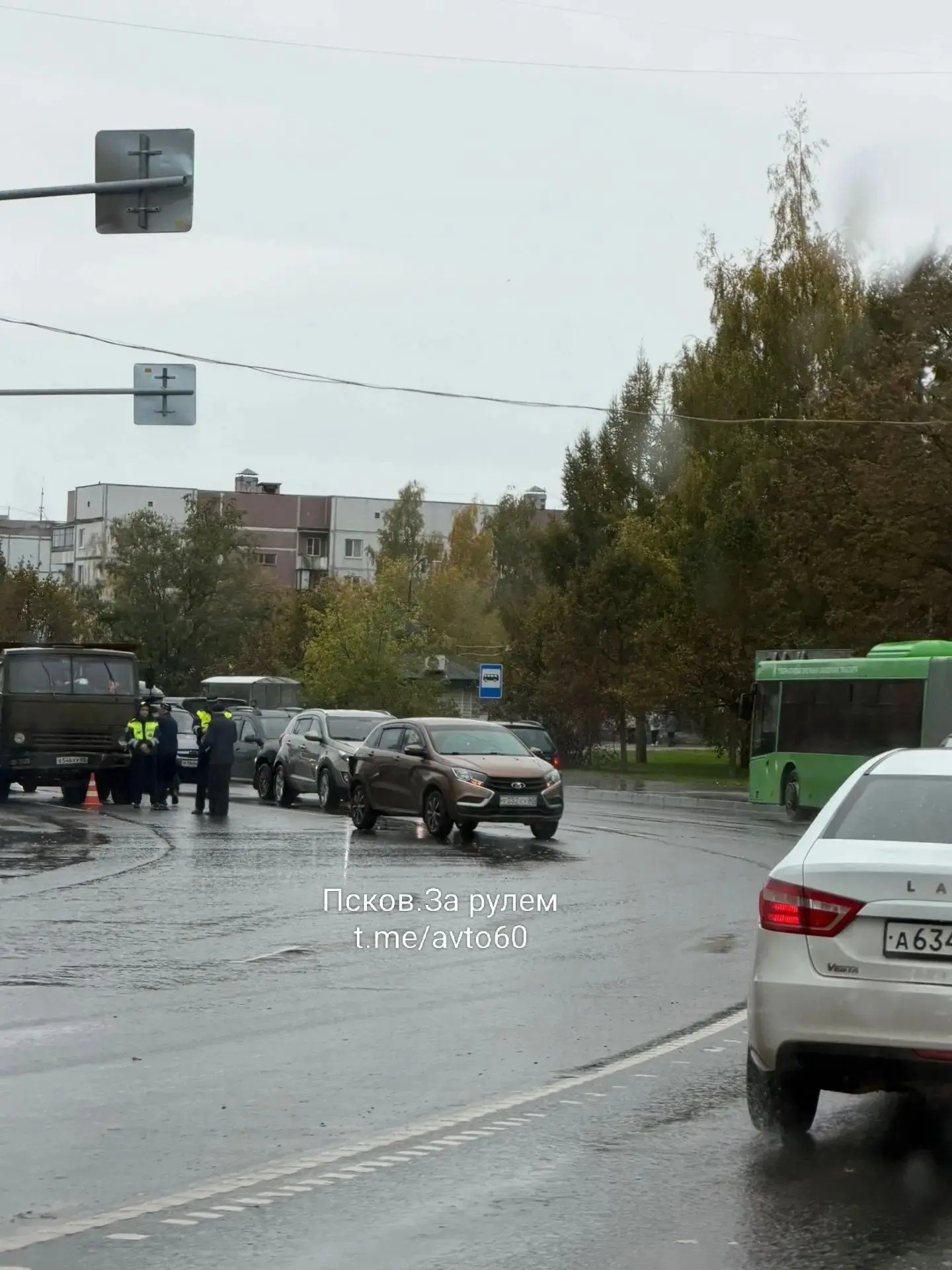 На улице Коммунальной в Пскове произошло дорожно‑транспортное происшествие: грузовик Ка...