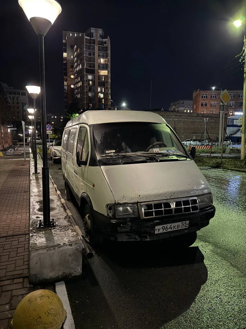 Уже больше года стоит этот «рудимент» напротив газетного переулка 6а. Пассажирские окна...