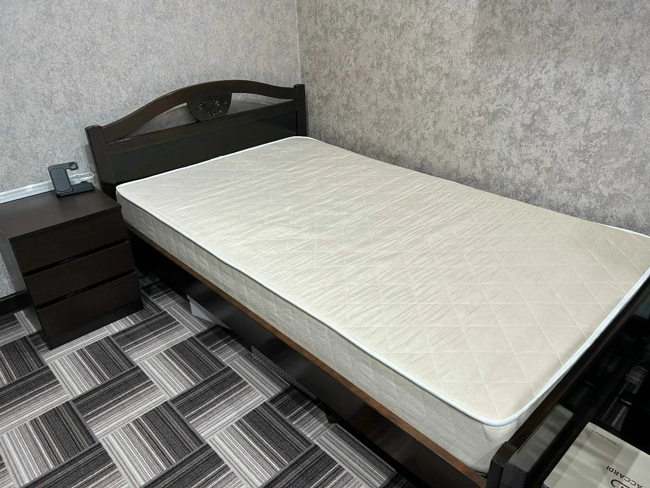 Продам: кровать (120х200) с матрасом, прикроватную тумбу (40х38х52) и письменный стол (...