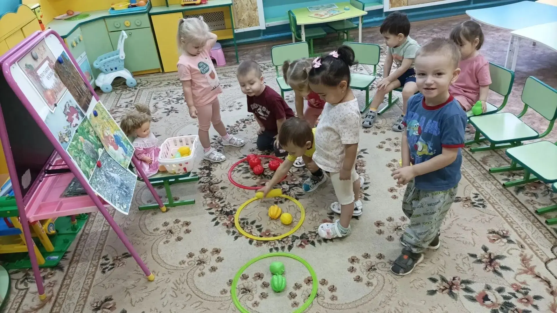 Воспитанники группы "Фантазёры" вместе с куклой Танец разбирались, что же такое "Осень"...