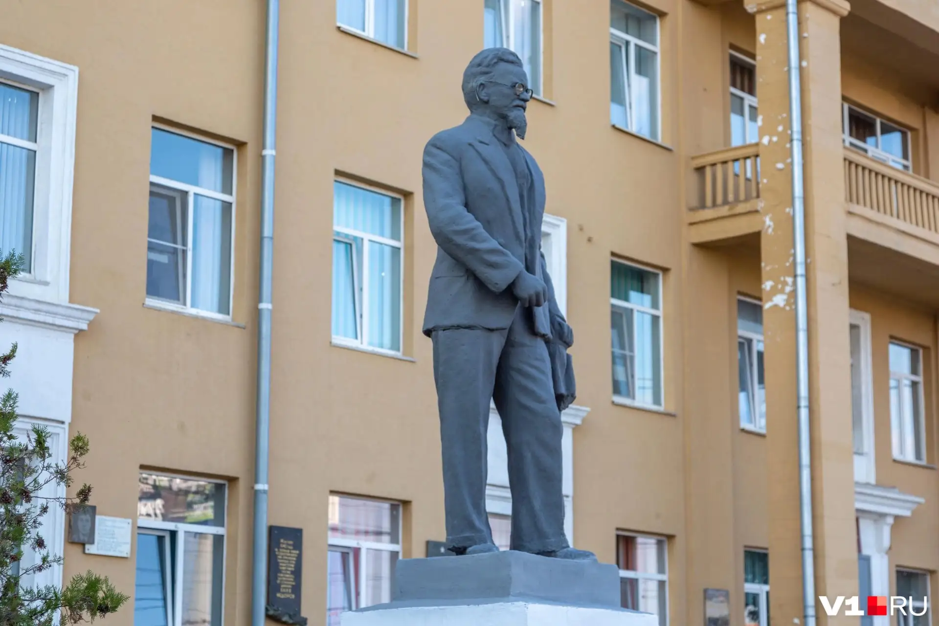 В порядок привели памятник Михаилу Калинину, который годами покрывался глубокими трещин...