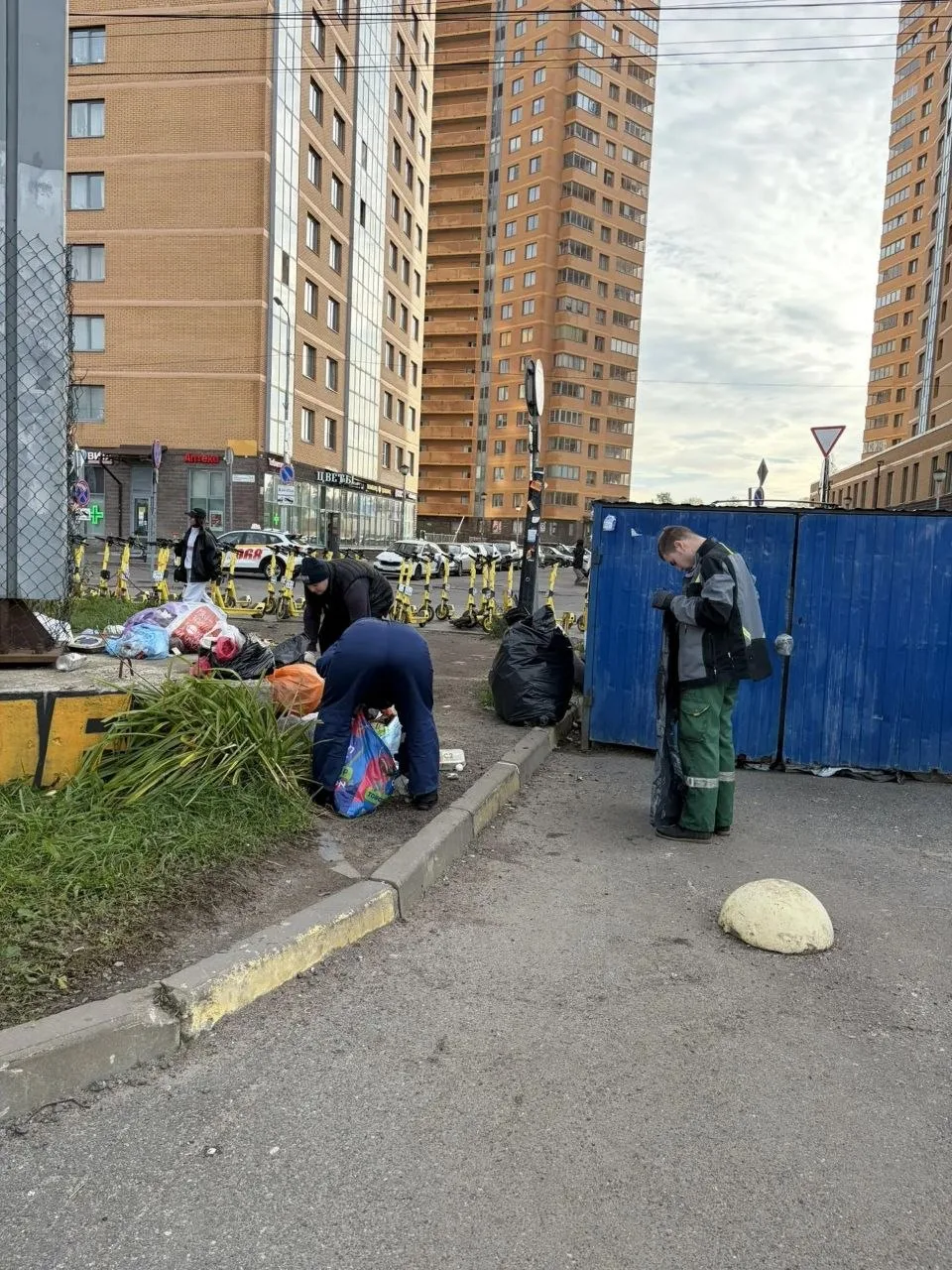 На днях волонтёры «Экодесанта Мультицентра» очистили площадь у метро «Девяткино» от мус...