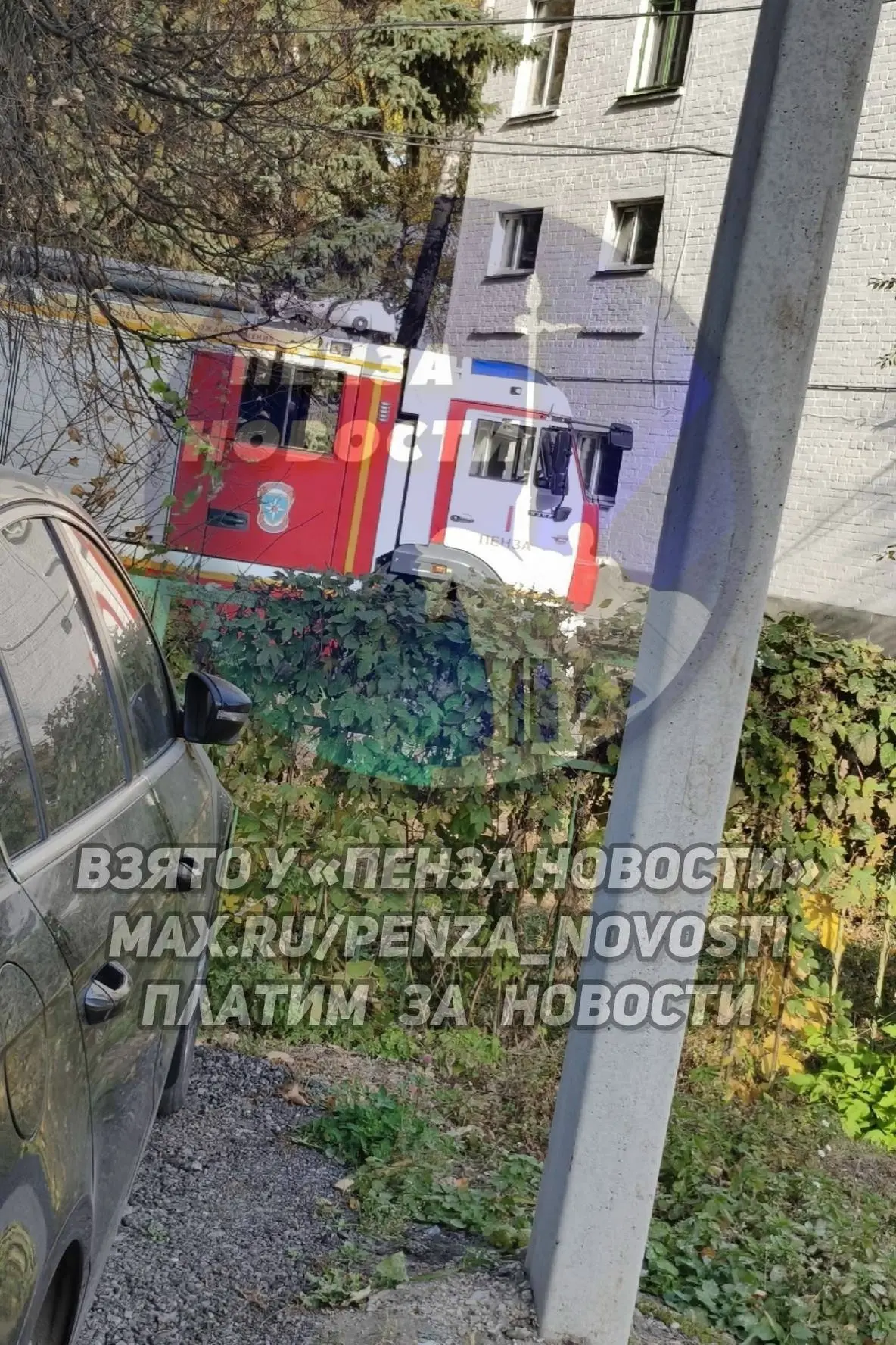 У 18й школы в Рабочем районе много пожарных автомобилей. Причины неизвестны.