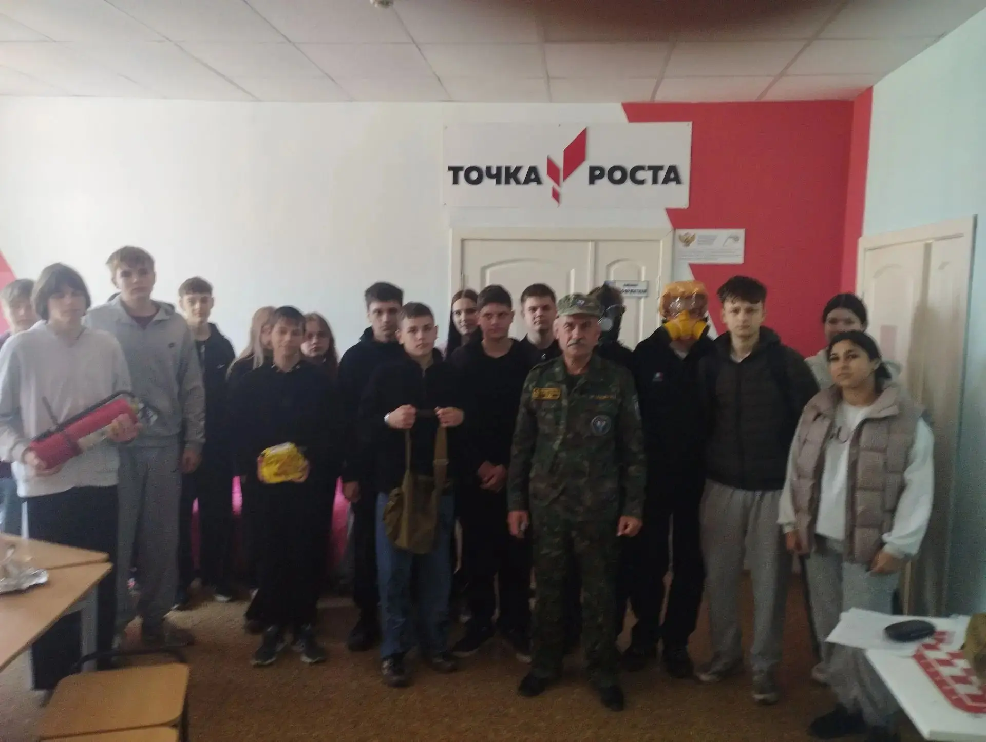 🎓 Урок ко Дню знаний: говорим о гражданской обороне! 🛡️В нашей школе прошёл тематичес...