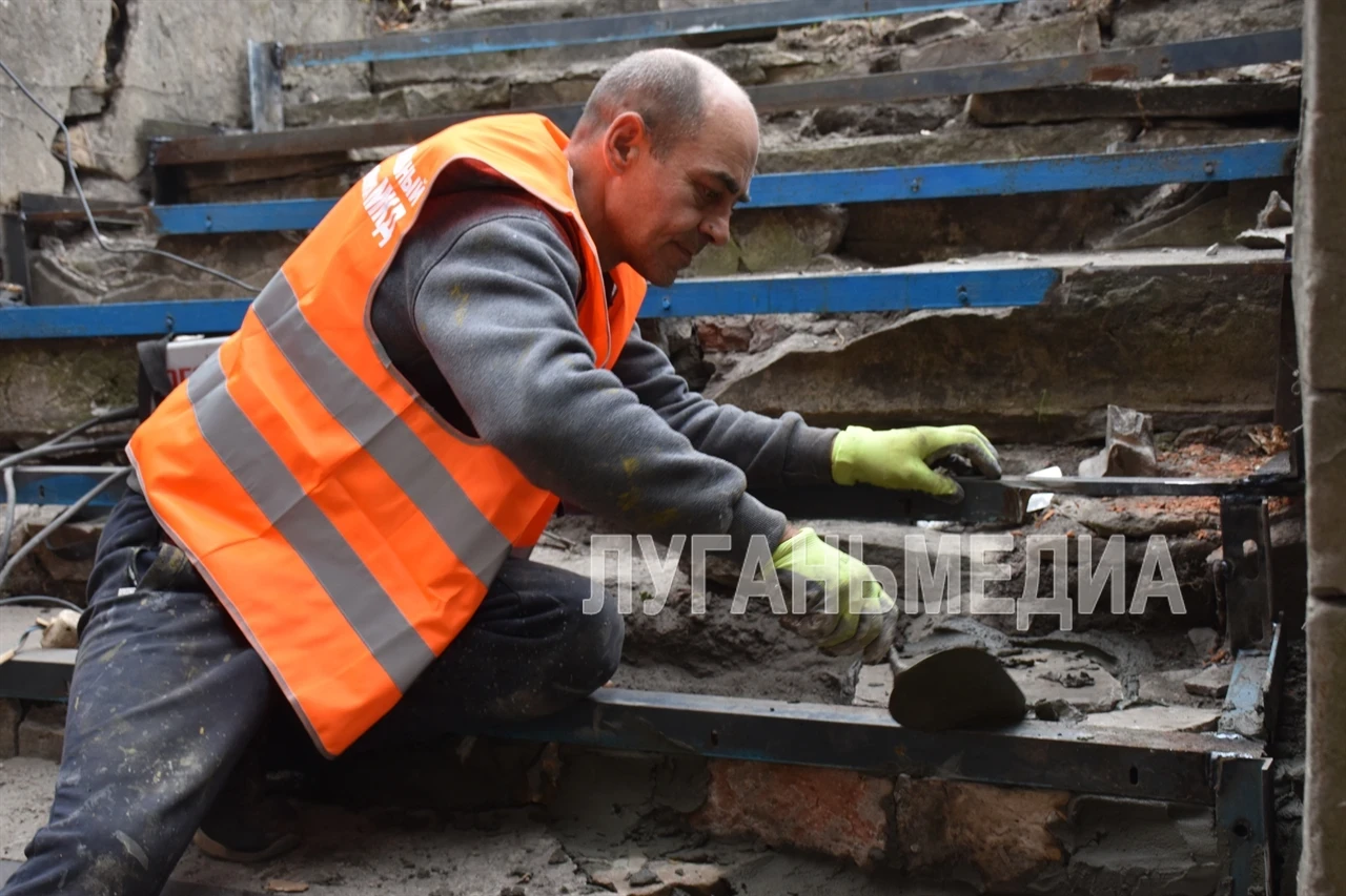 🏠В Брянке Единая управляющая компания приводит в порядок входные группы многоэтажек