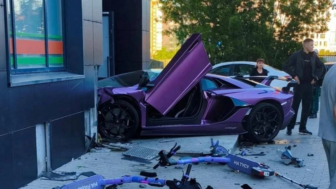 Фиолетовый Lamborghini влетел в дом в Екатеринбурге