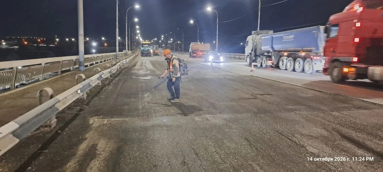 На Новом мосту в Астрахани начали фрезеровать повреждённое покрытие