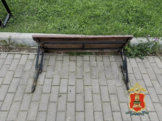В Конаково полицейские выяснили, кто испортил скамейки в сквере у ДК