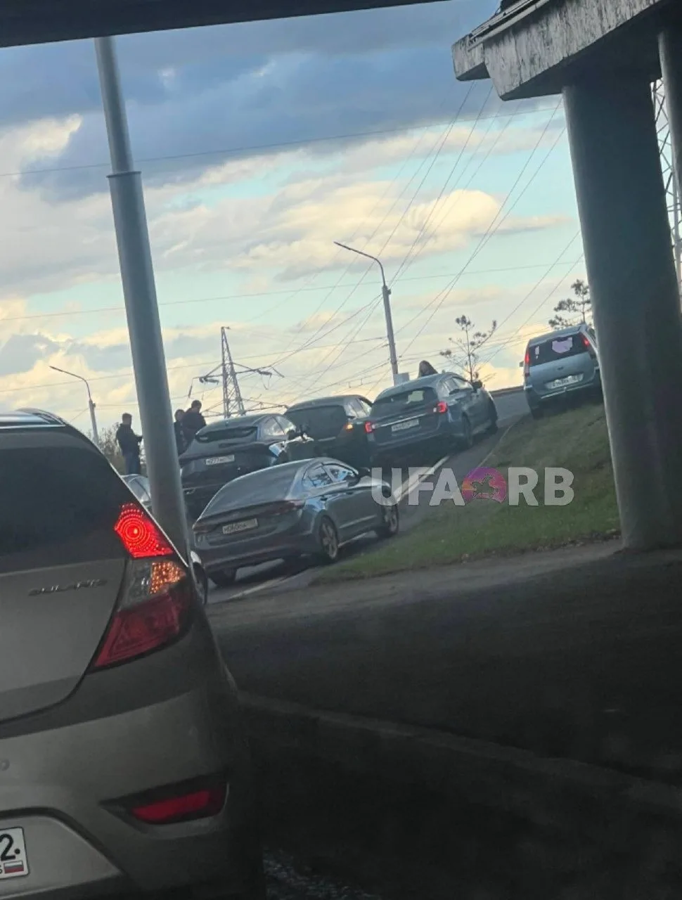Автор: ДТП с четырьмя машинами на заезде к «Планете». Из-за аварии водители объезжали п...