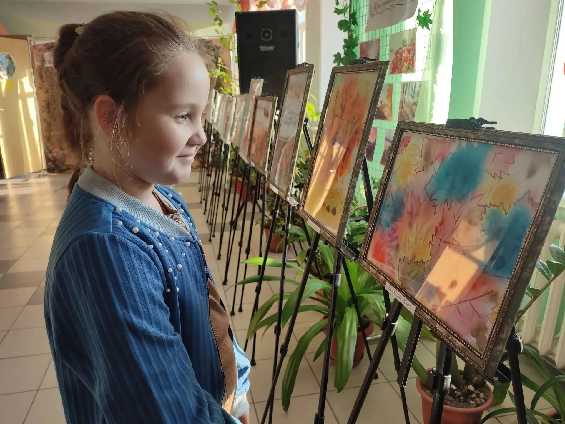 🎨В нашей школе искусств проходит выставка детских рисунков, посвящённая осени. В холле...