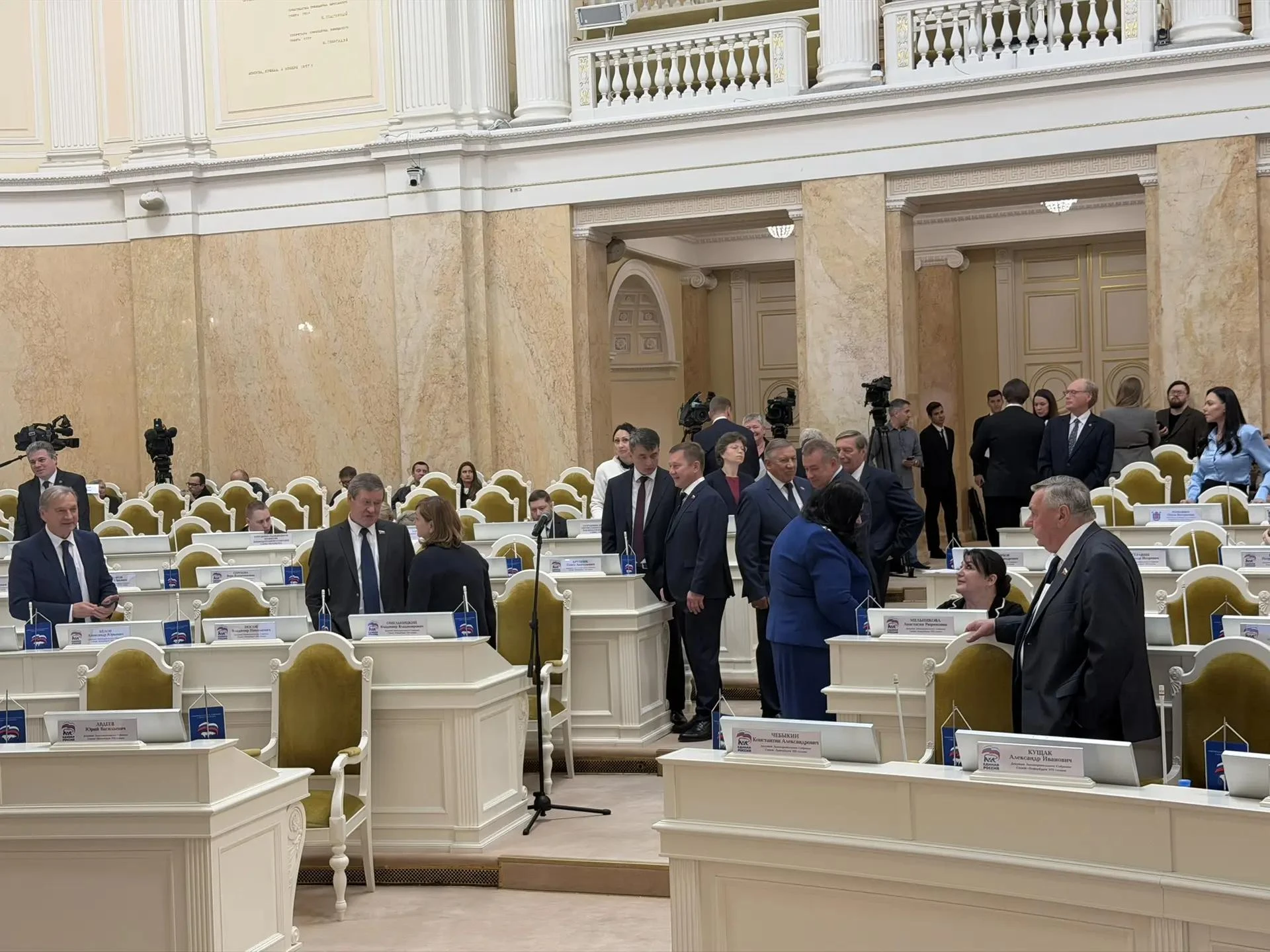Несколько минут до очередного заседания городского парламента. Сегодня в повестке поряд...