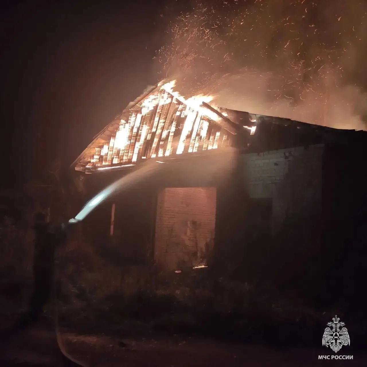 Огонь уничтожил крышу заброшенного строения в Тверской области