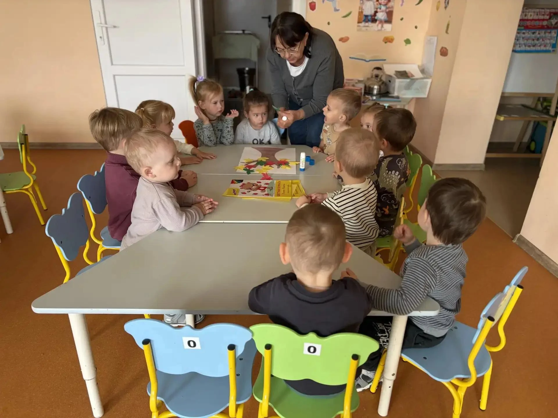 В первой младшей группе малыши вместе создавали яркую коллективную аппликацию «Осень»! 🎨