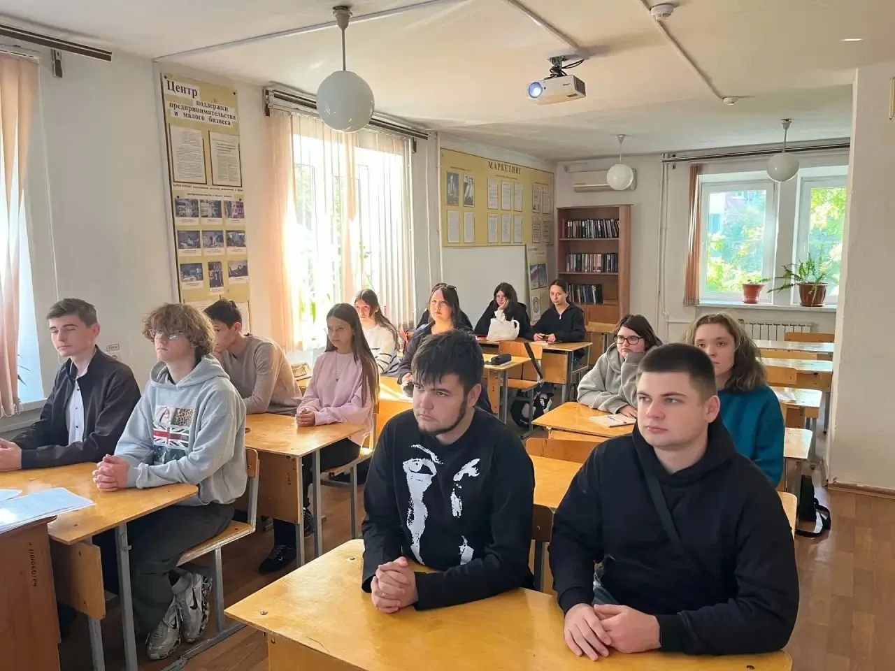 Профилактическая беседа «Как вести себя в проблемных ситуациях» прошла в Крымском техни...