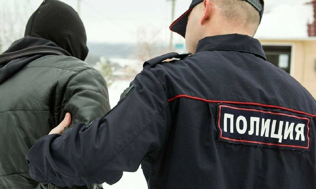 На Сахалине 45-летний мужчина ударил полицейского ногой и кулаком. Инцидент произошел 8...