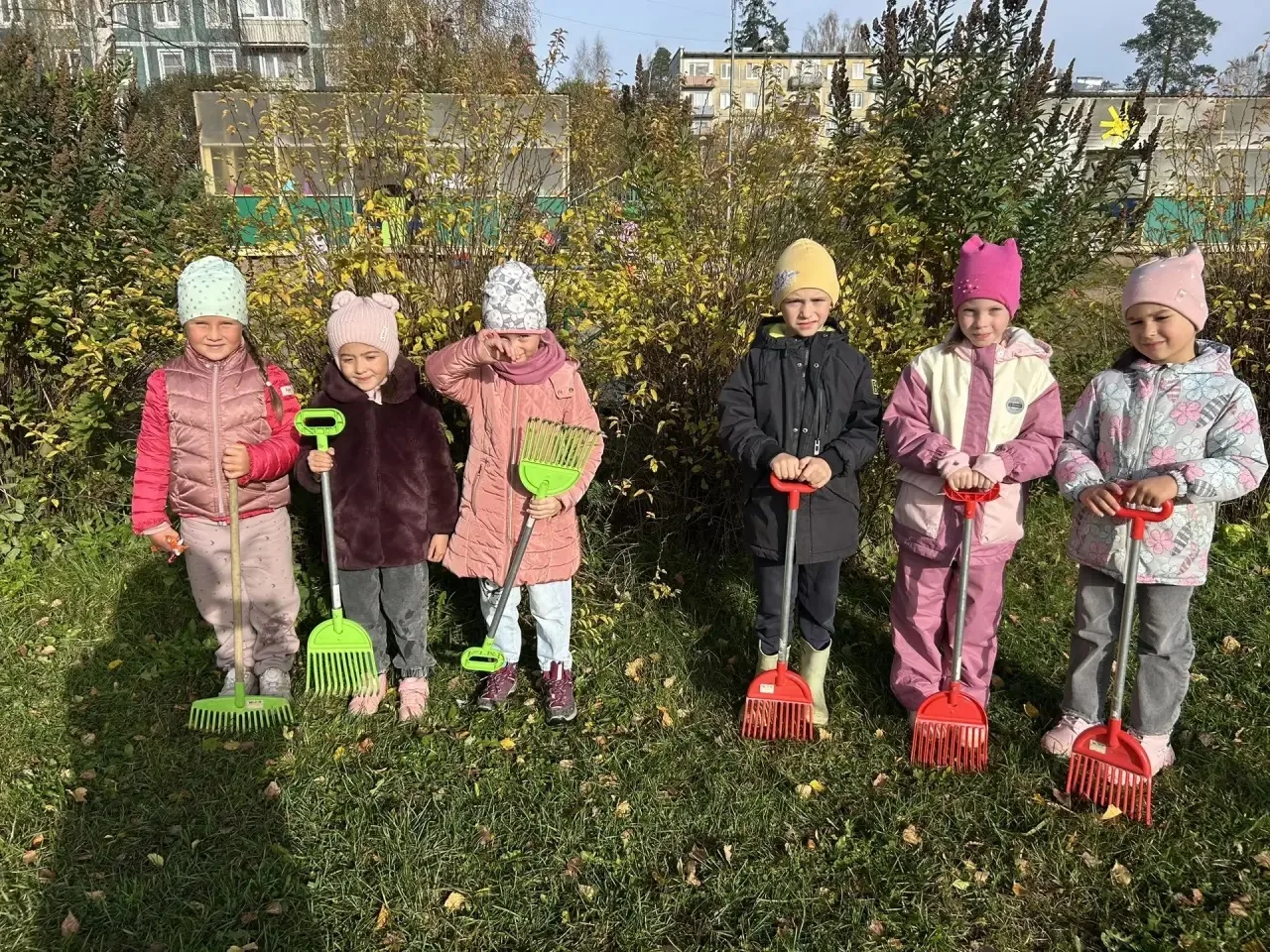 🍁 Маленькие трудяги группы №8 «Звёздочки» на прогулке дружно взялись за дело — убирали...
