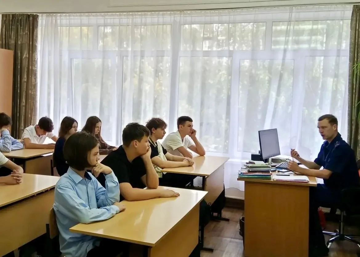 Офицер СК России провел встречу со школьниками о профилактике преступлений.