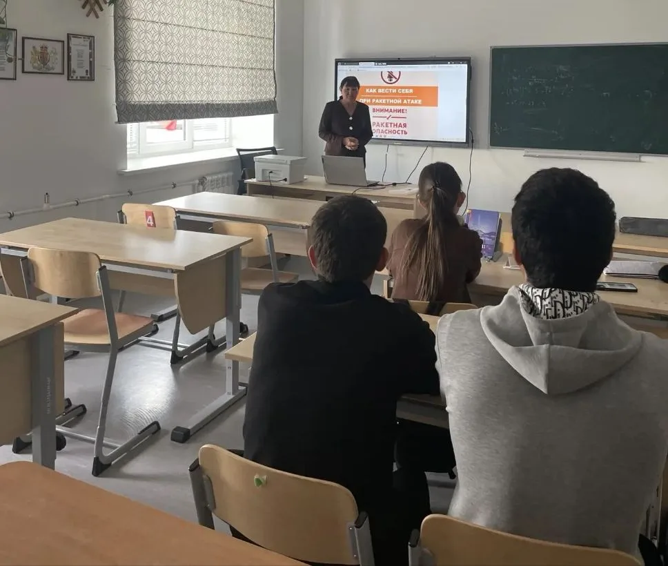 📌В 11 классе был проведен час информирования по безопасности на тему: « Правила поведе...