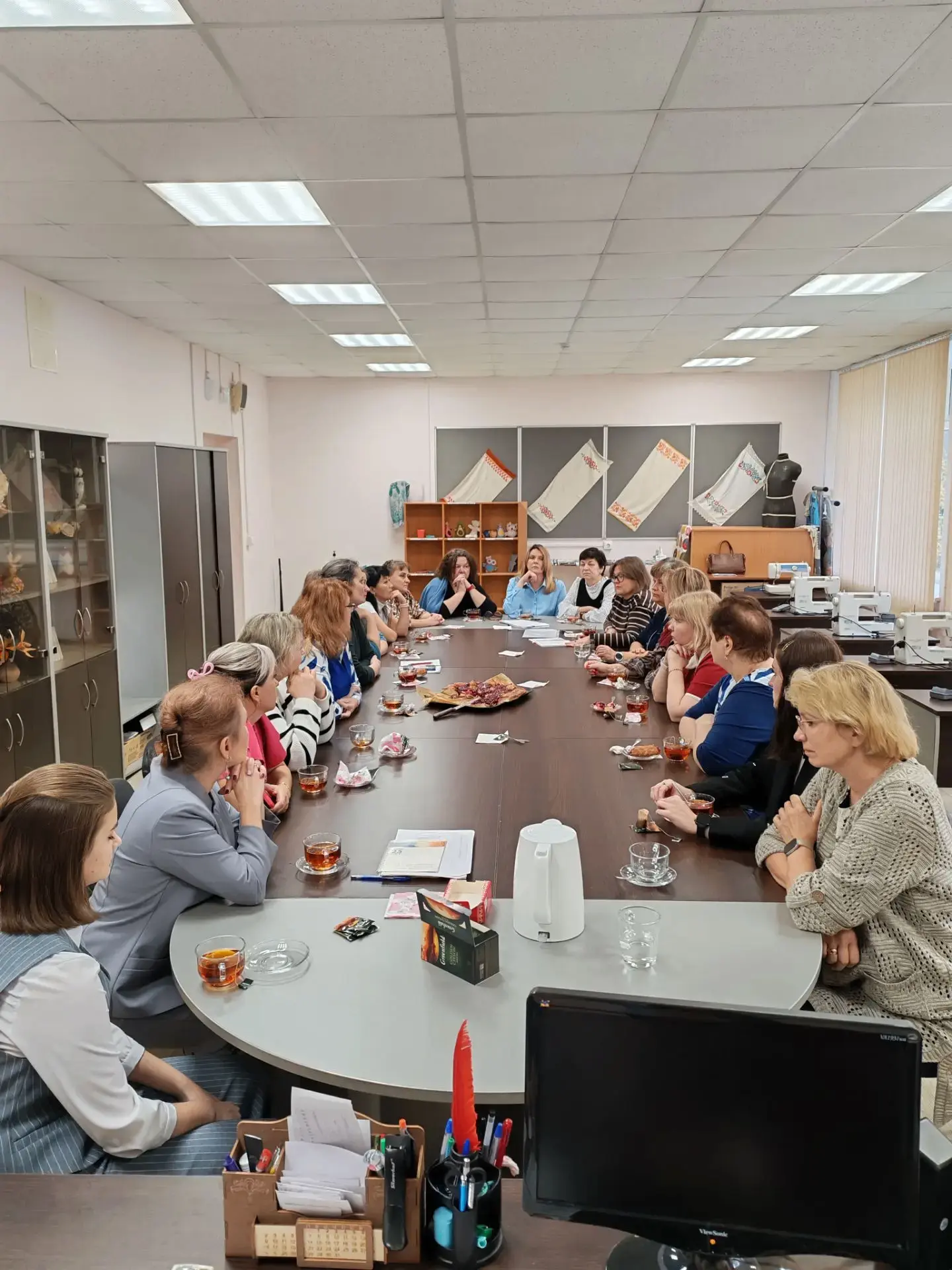 Сегодня наша школа встречала гостей.   За круглым столом в психолого-педагогическом каф...