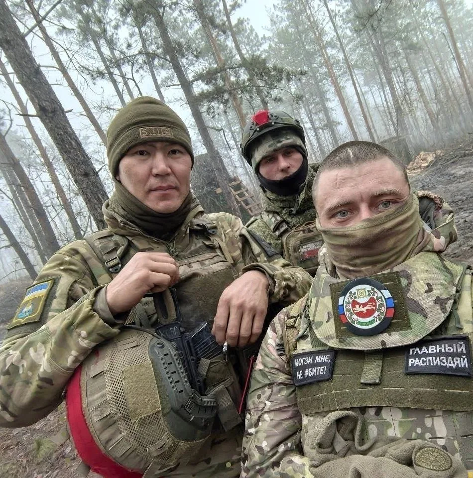 Главный расп***яй докладывает — на позиции всё штатно, личный состав в порядке, настрое...