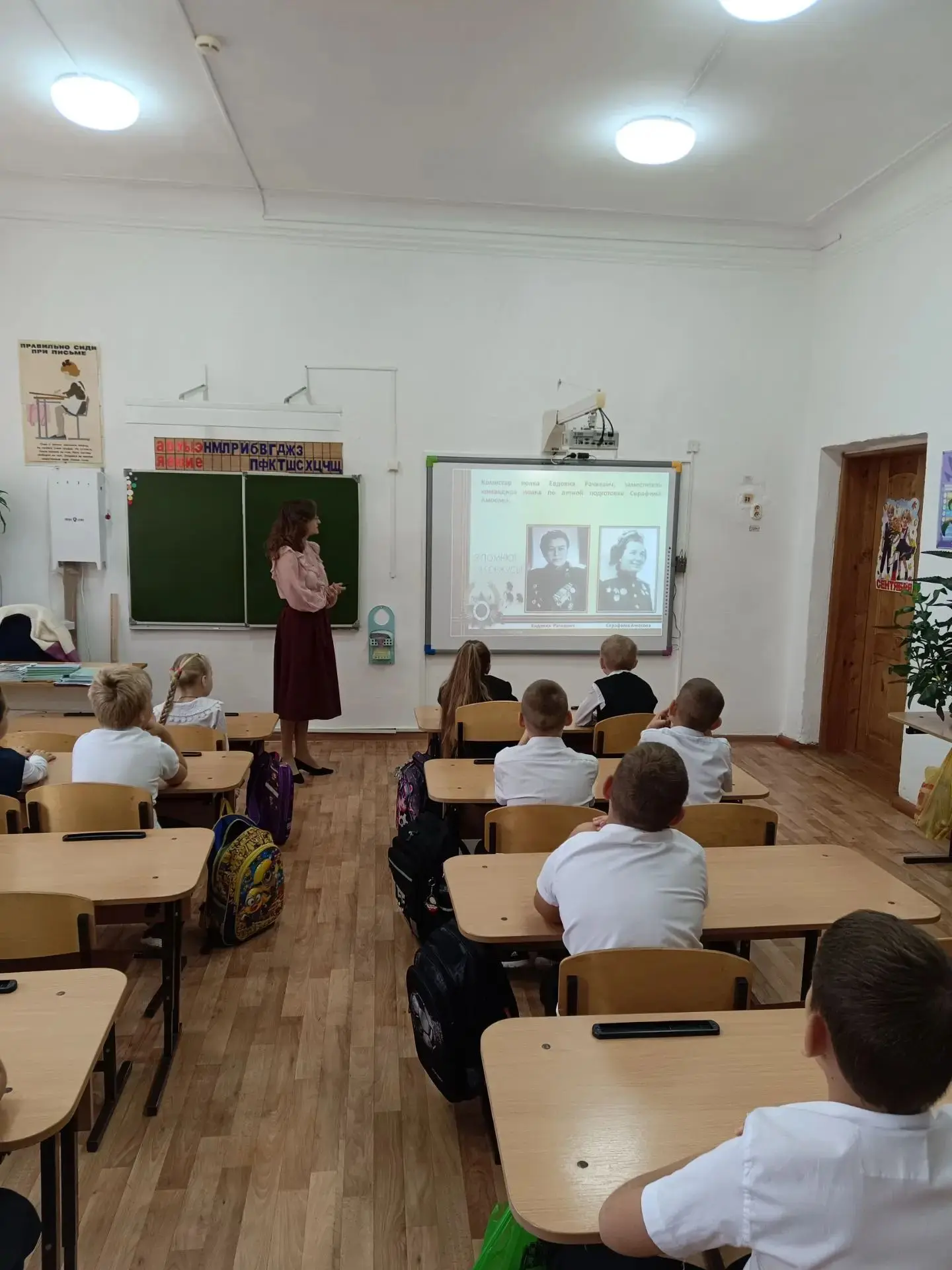 В рамках декады " 10 дней до Победы" учащимся были показаны видео- сюжеты " В небе ночн...