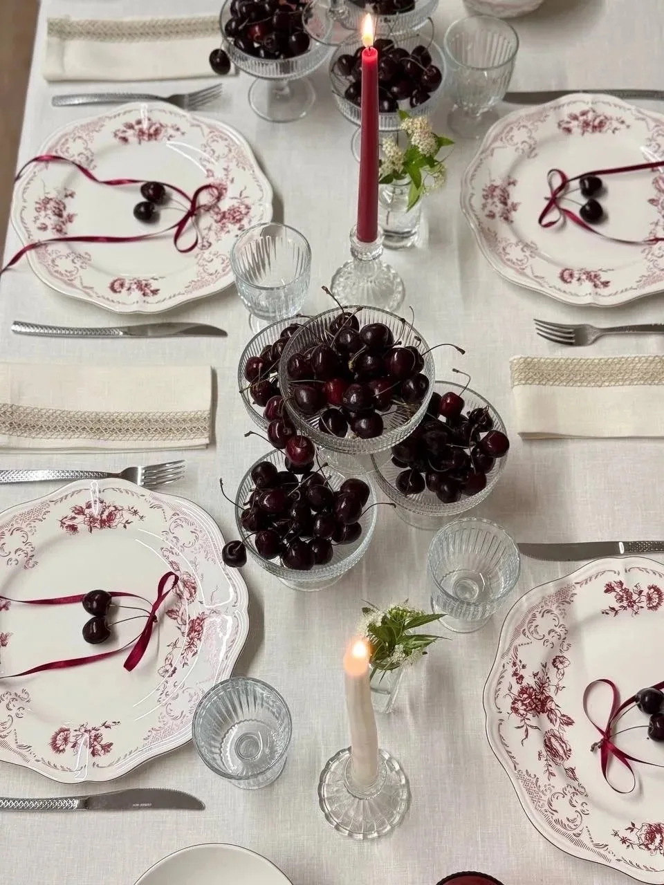 Изысканная сервировка стола  с фарфором Ред Роуз / Red Rose от Каса ди Фортуна / Casa D...