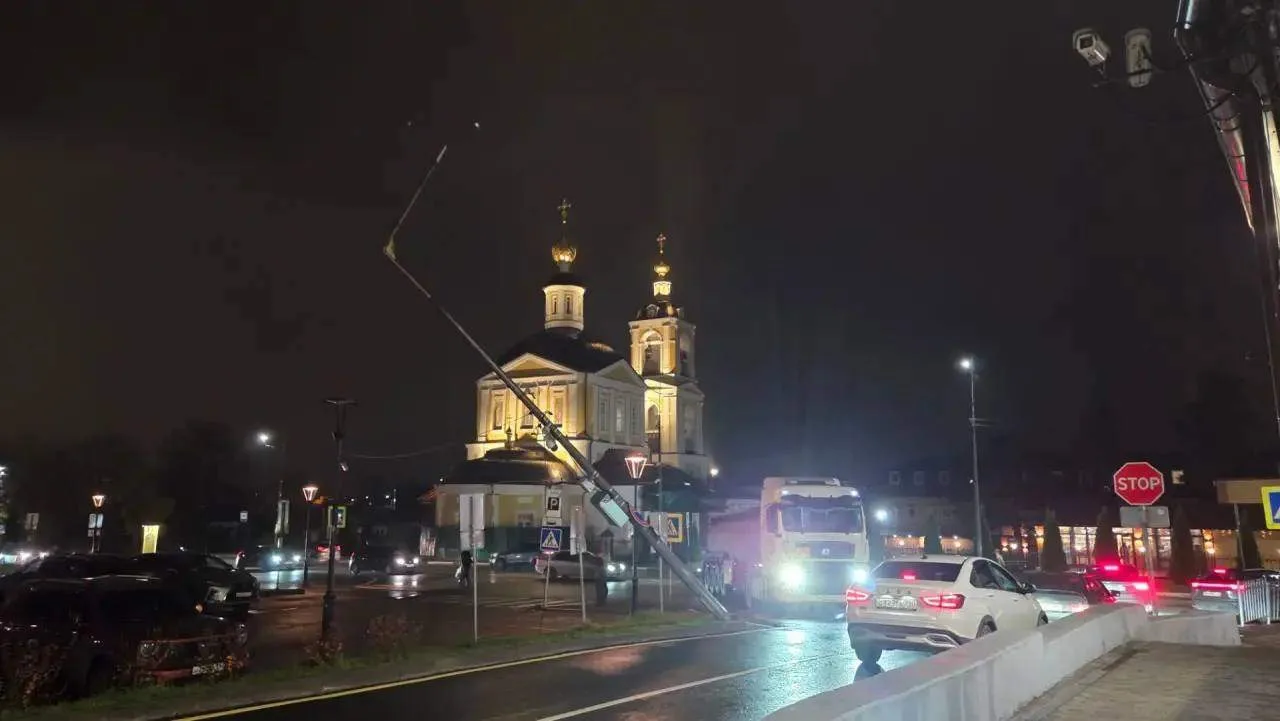 Напротив храма Петра и Павла у стороны «Дороги к Храму» бензовоз повредил опору уличног...