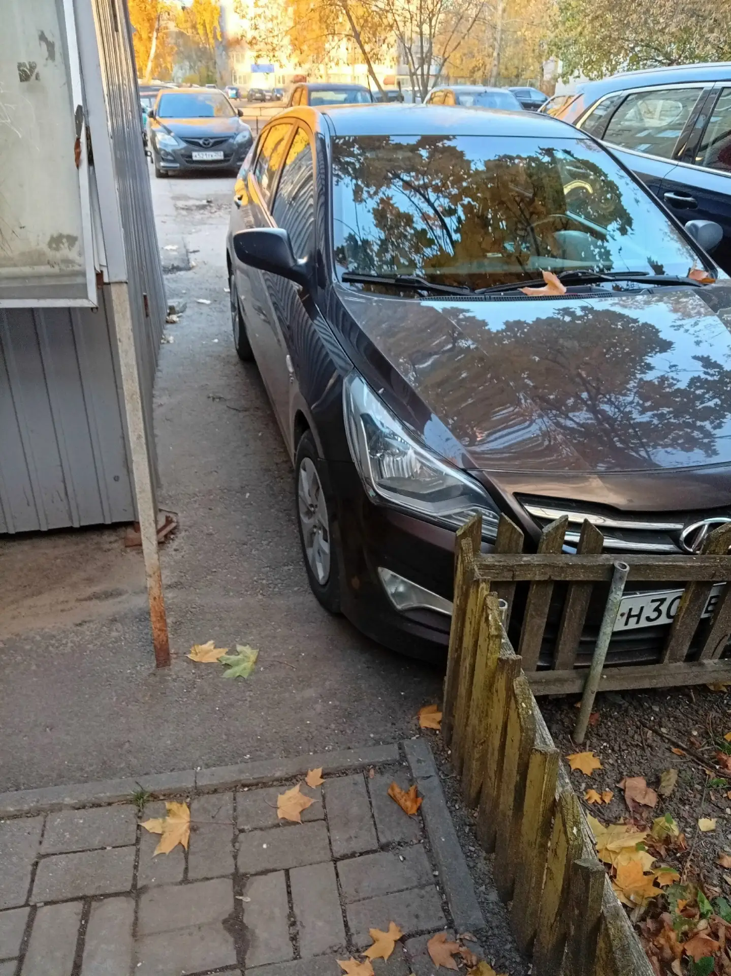 Вот так продолжают ставить машины, на работу не пройти, не выйти! Благоразумие есть у л...