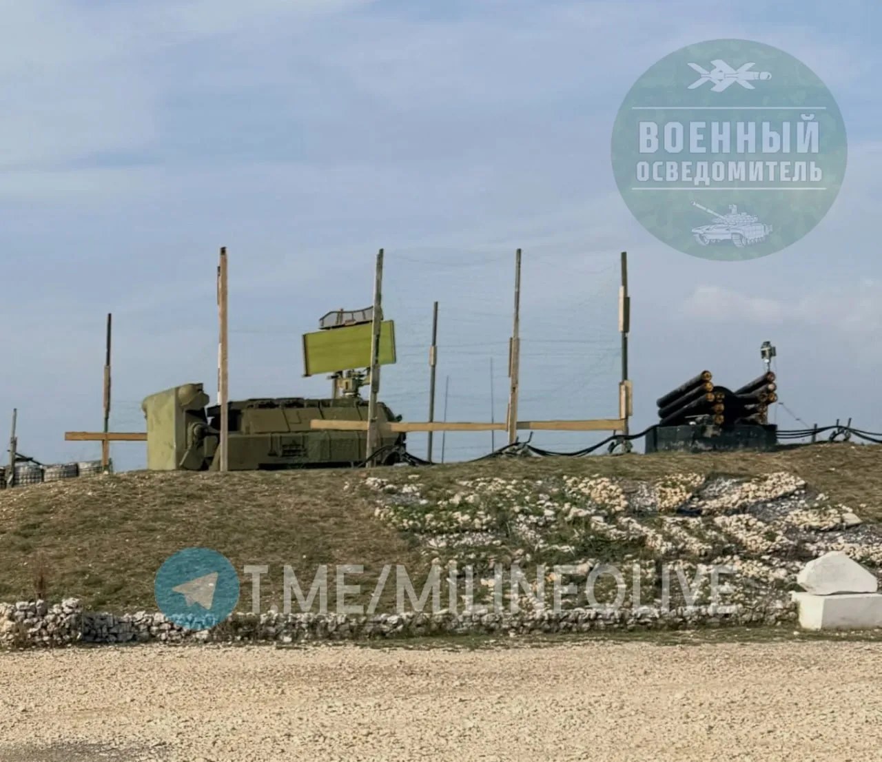Заборчик от FPV-дронов вокруг ЗРК "Тор-М2" на авиабазе Хмеймим в Сирии.