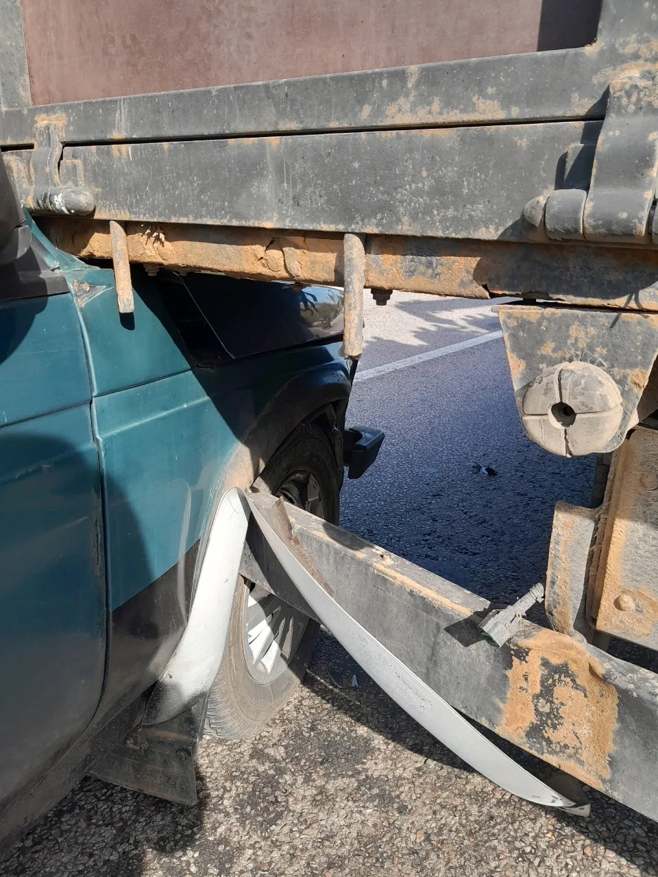 🥃 Пьяный в хлам водитель влетел в грузовое авто.