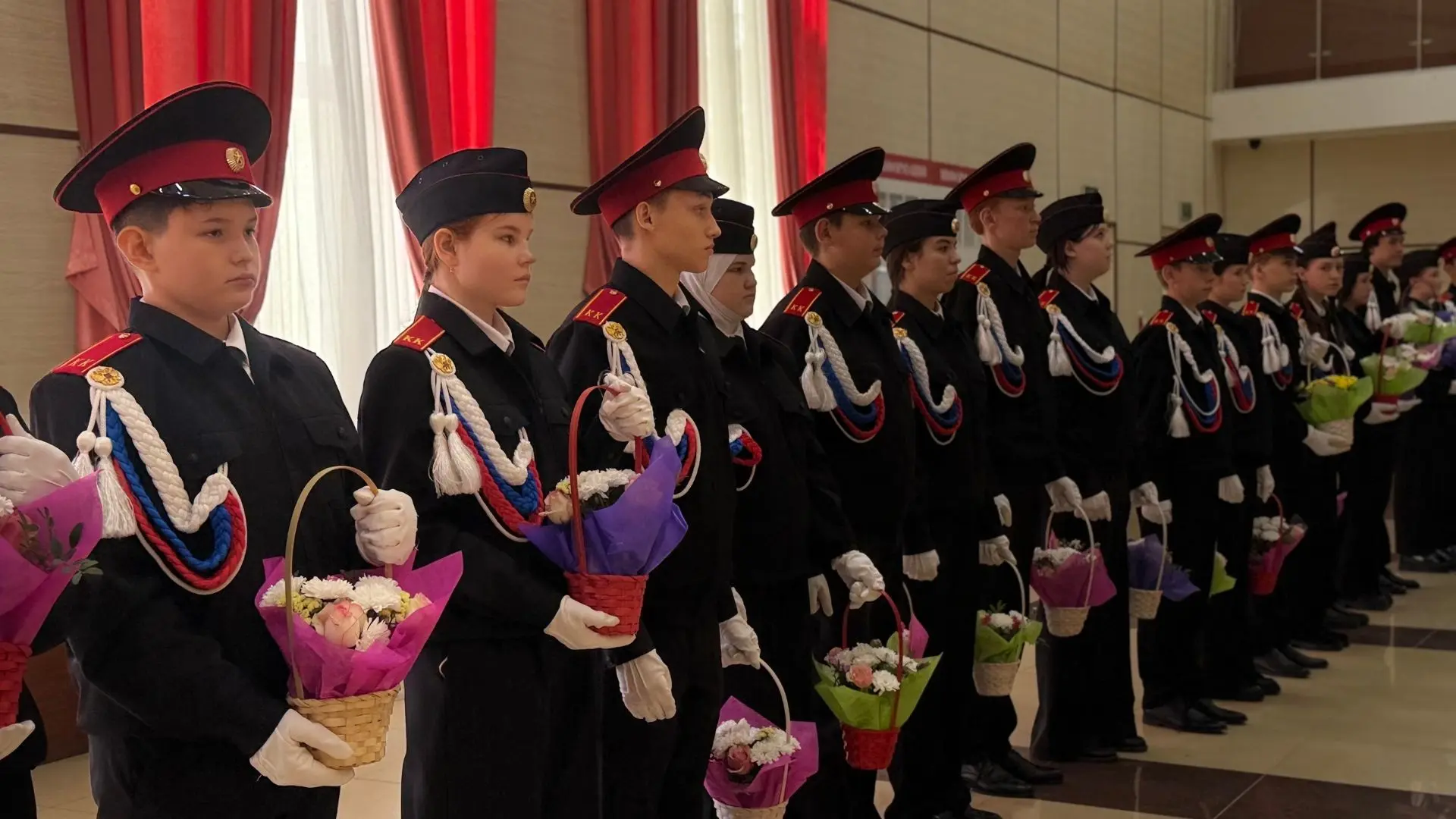 🎉 В Менделеевске поздравили педагогов с Днём учителя и Днём дошкольного работника 🍂