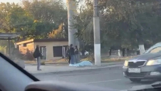 В Краснооктябрьском районе Волгограда очевидцы сообщают о трупе, лежащем прямо на остан...