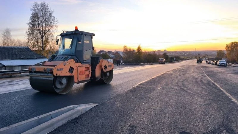 🚧На участке новой дороги Светотехстрой — Химмаш началась укладка финишного слоя асфальта