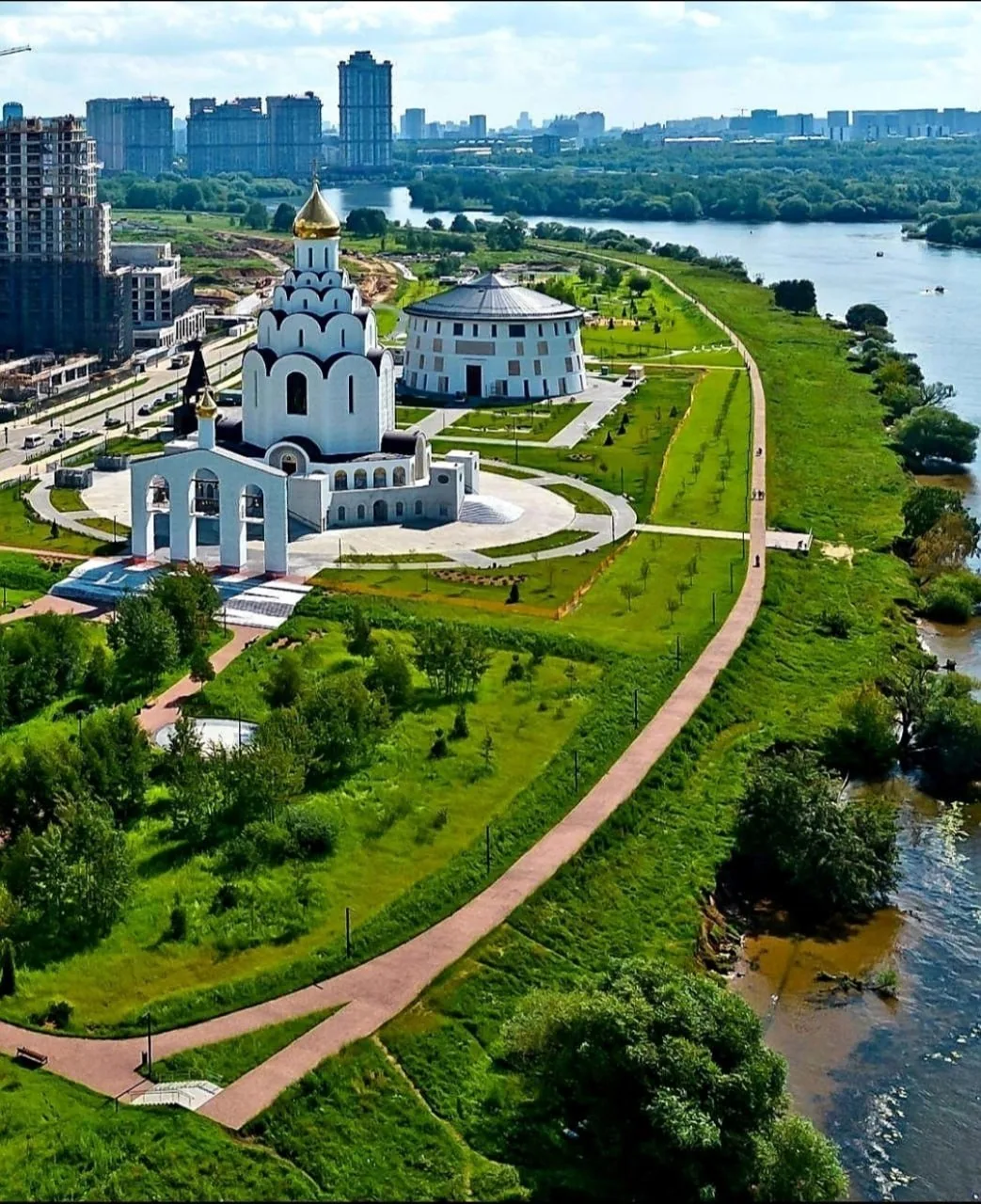 Бывший Тушинский аэродром на Москве-реке.