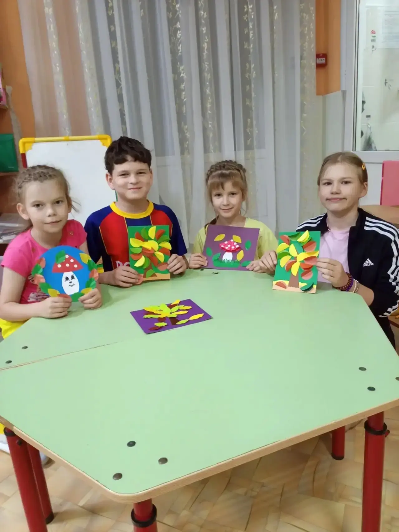 За окном хмурая и дождливая осень, а у ребят, из младшей группы, царила творческая осен...