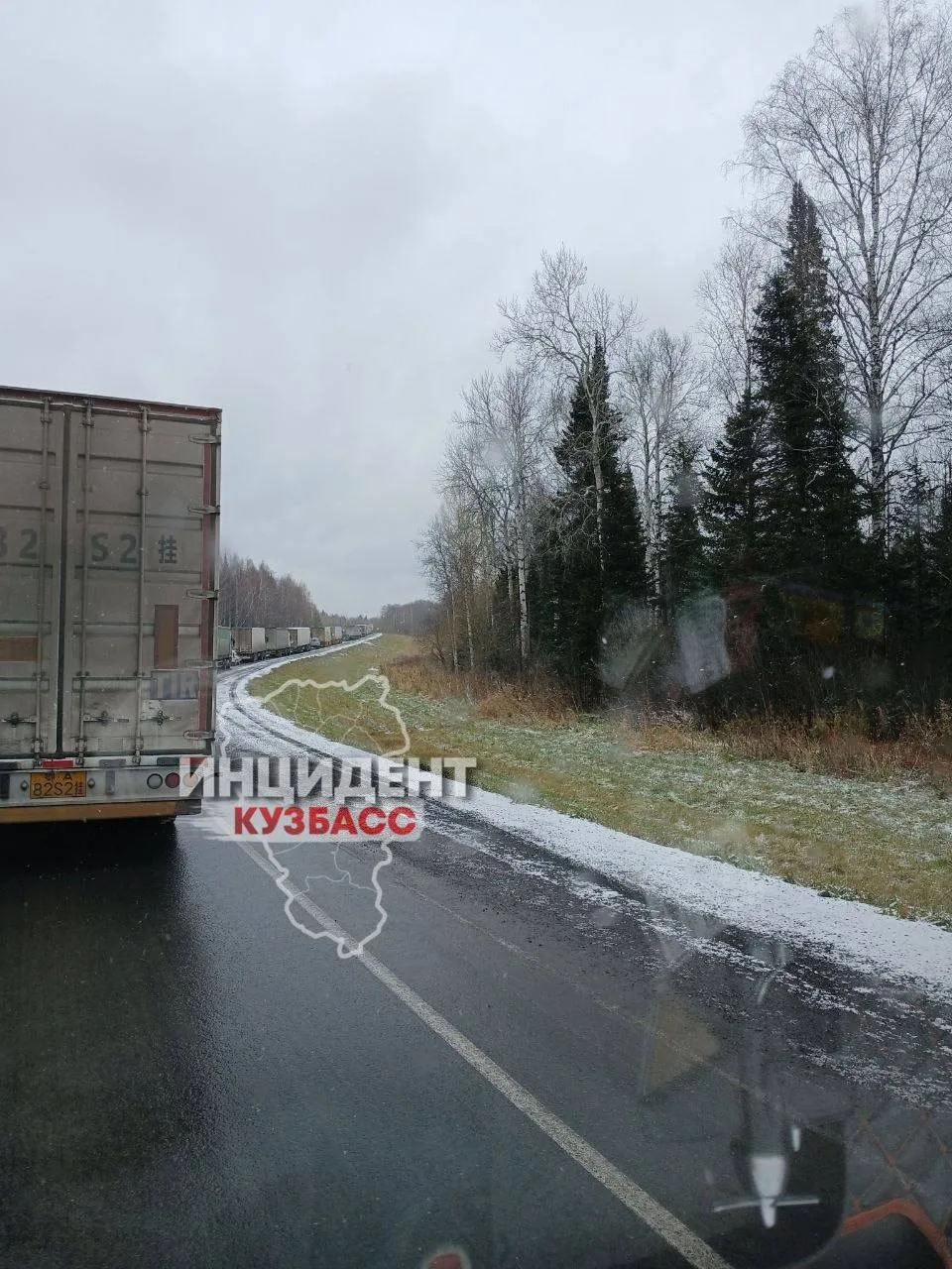 Многокилометровая пробка образовалась на автодороге от Кемерова до Мариинска, сообщает ...