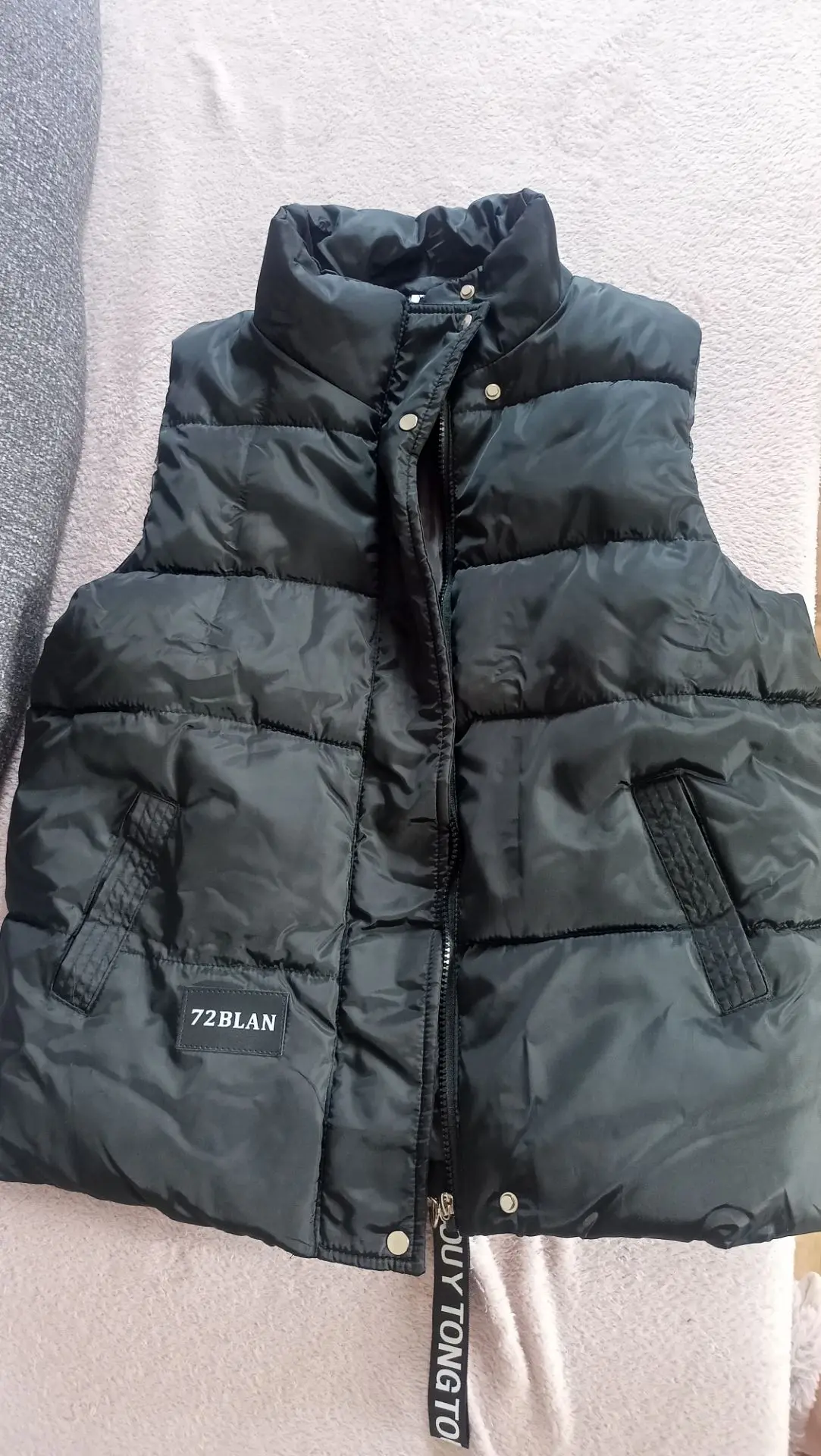 Продам жилет размер М 44-46, цена 600 р. Тел: 89516298267 или писать в ЛС макс