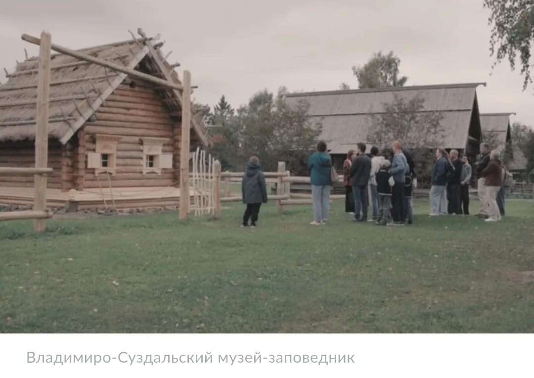 Крыша из камыша, пол земляной, а печь без трубы - что за дом построили в Суздале?