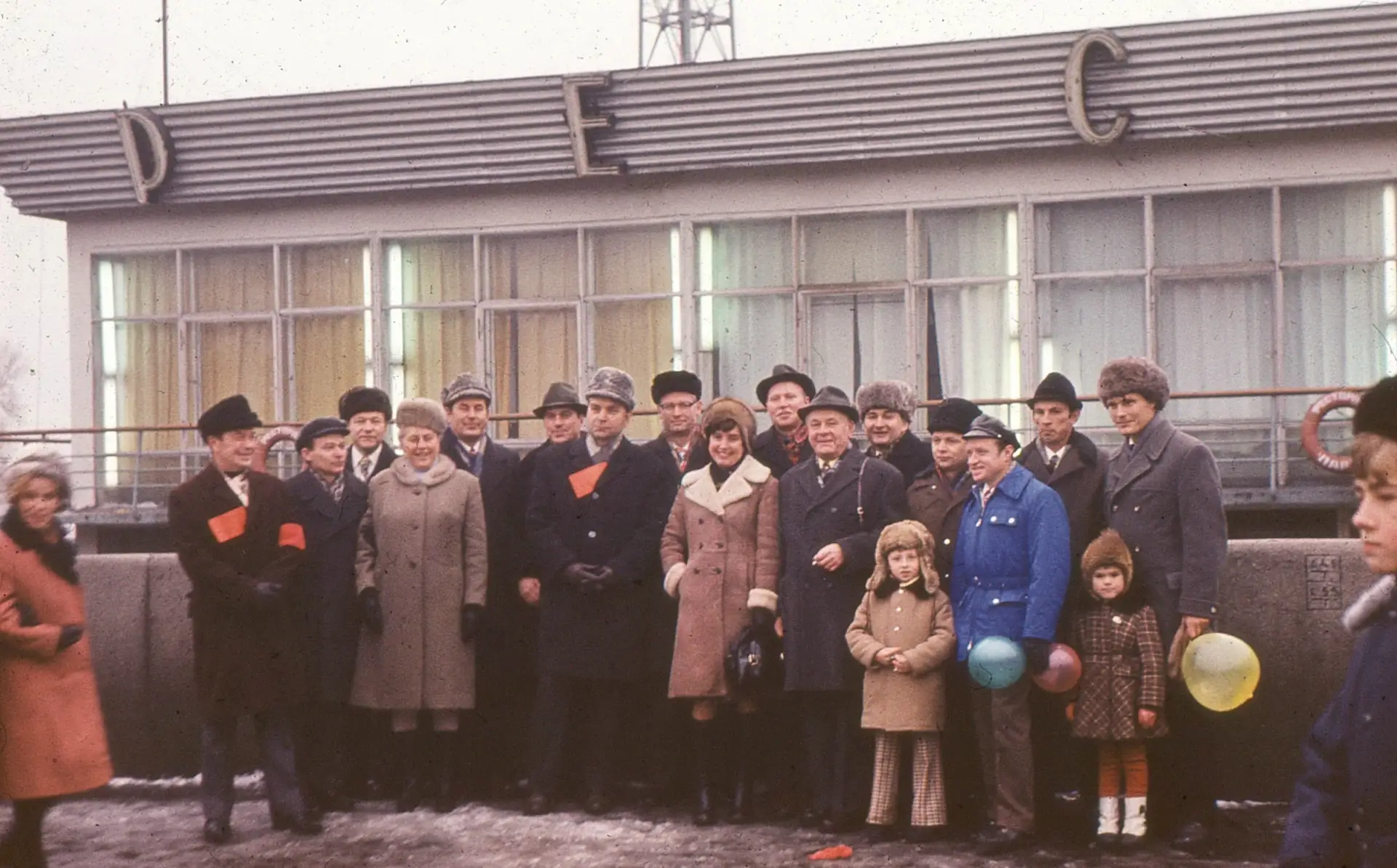 На фотографии изображен плавучий ресторан "Парус", сделанная в 1971 году.