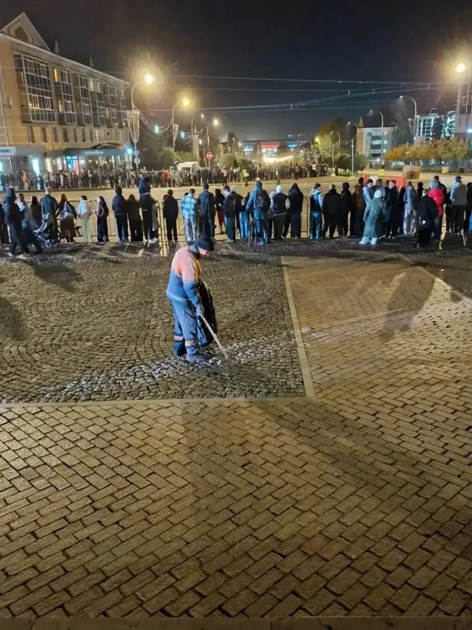 На площади Ленина в Альметьевске убирали мусор во время и после проведения ралли.
