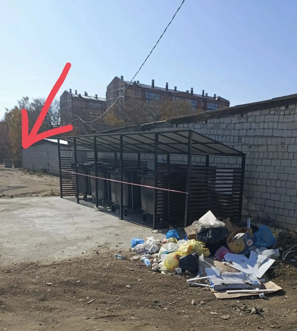 Контейнеры в десяти метрах, а мусор — под ногами. На Управленческой снова растёт свалка