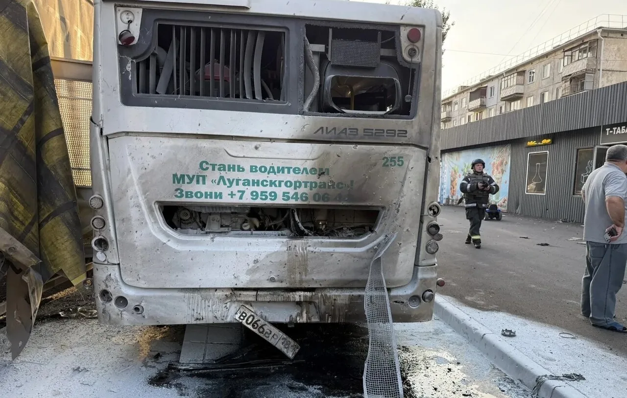 В Луганске при ударе ВСУ по автобусу пострадали три человека