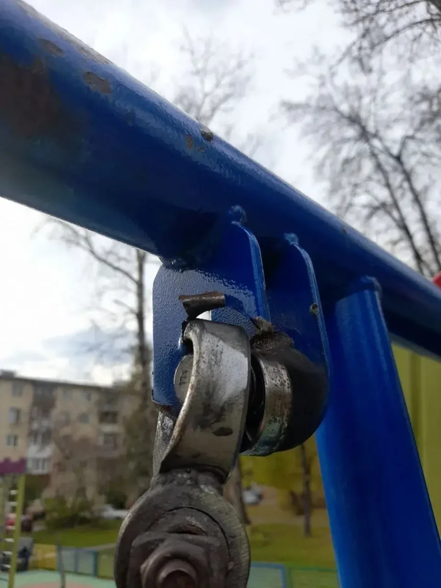📍 На ул. Луговой аварийное состояние качели