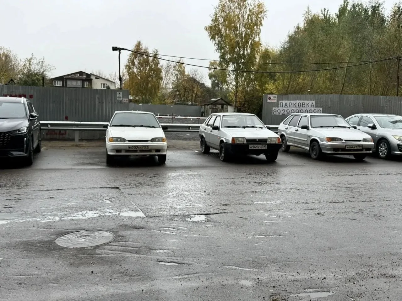 Добрый вечер. Сегодня дорожные службы установили ограждение на въезде на парковку улица...